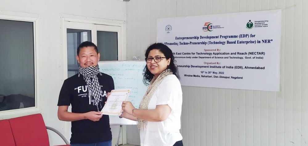 Dr Smita Chetia Talukdar, Faculty & Regional In-charge distributing certificates to the successful participants of the EDP on May 26. (Photo Courtesy: EDII, Ahmedabad)